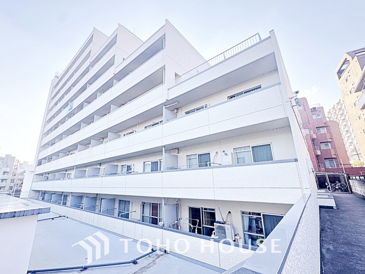 外観 清潔感あるホワイト調のクロスと温もり溢れるモダンカラーの床材が見事に調和した本邸宅は、毎日の生活を少しでも快適に過ごして頂ける様に落ち着いた雰囲気作りから行っています。