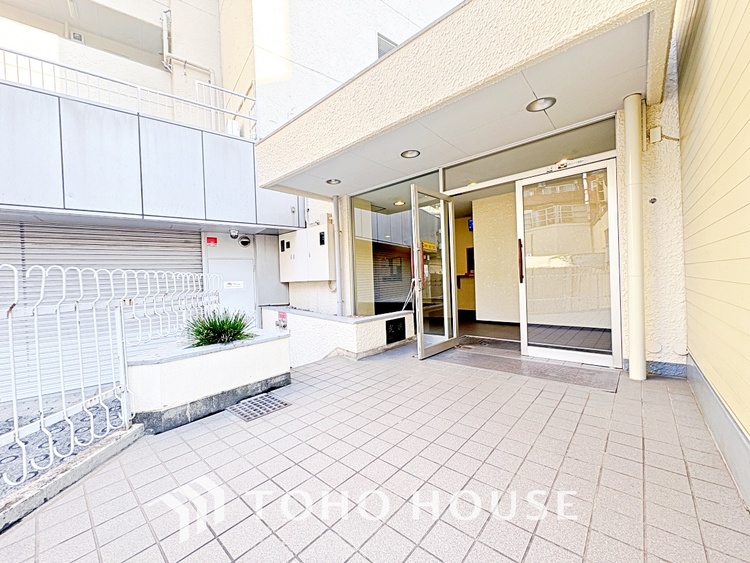 エントランス キッチンは家族の絆を育む大切な空間。シンプルで使い易いシステムキッチンで愉しく作る料理は愛情のある美味しいご馳走に。家族で使えるダイニングキッチンです。