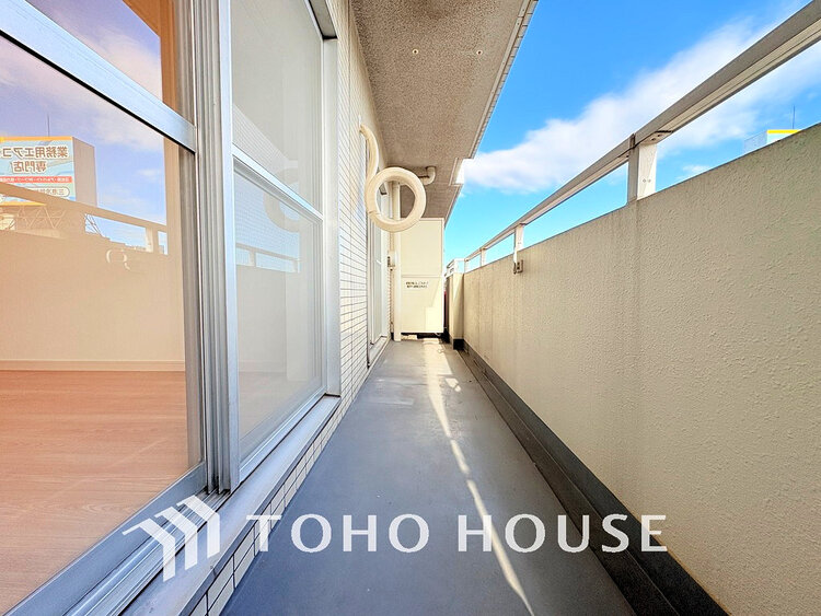 バルコニー 日当たりの良いバルコニーで晴れの日の洗濯物も楽しみになりますね