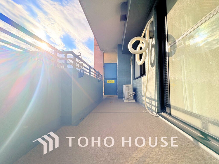 バルコニー 日当たりの良いバルコニーで晴れの日の洗濯物も楽しみになりますね