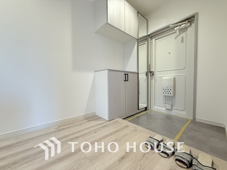 玄関 飾り過ぎないシンプルな内装の玄関