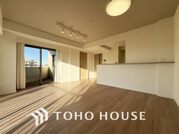 内装 広がりのある住空間、家族が集まるリビング・ダイニング