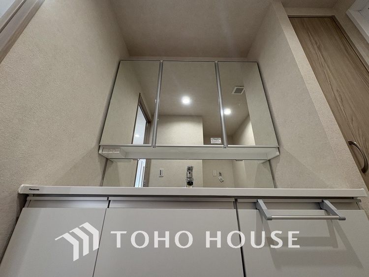 洗面 新規設置の洗面化粧台。収納豊富で使い勝手の良い3面鏡です