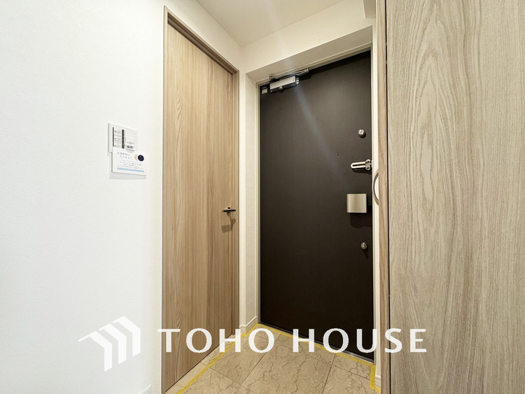 玄関 飾り過ぎないシンプルな内装の玄関