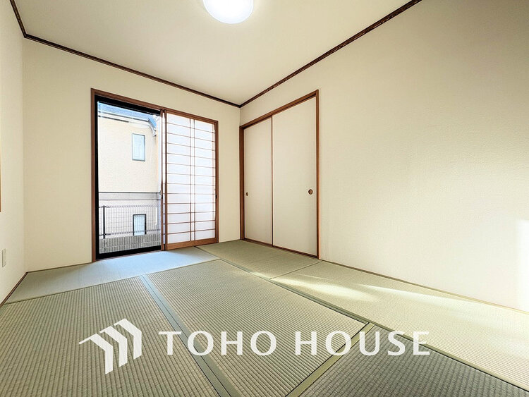 内装 約6.0帖の和室はしっとりと落ち着いた雰囲気