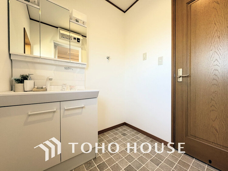 洗面 清潔感のある洗面室で朝の身支度を