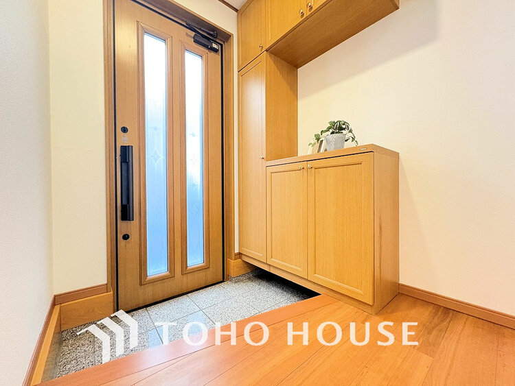 玄関 落ち着いた雰囲気の玄関、家族の帰りを暖かく迎えてくれます