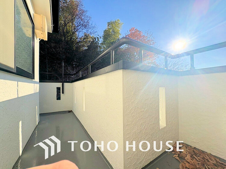 バルコニー 日当たりの良いバルコニーで晴れの日の洗濯物も楽しみになりますね