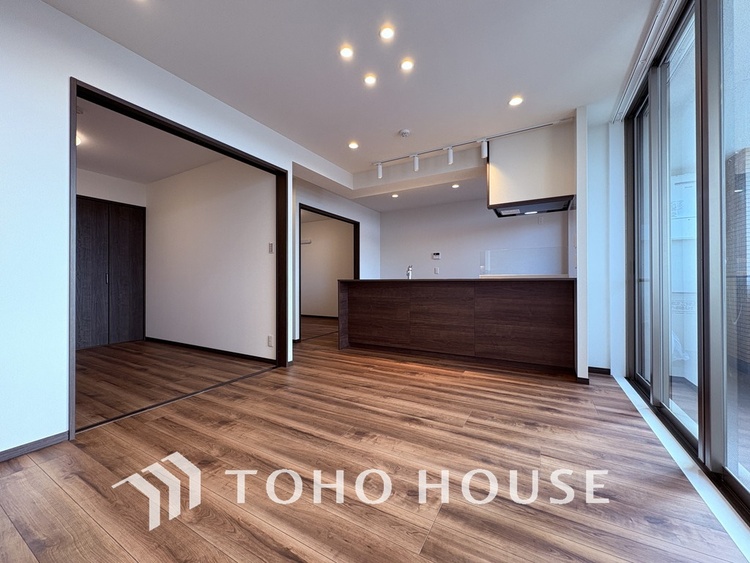 内装 広がりのある住空間、家族が集まるリビング・ダイニング