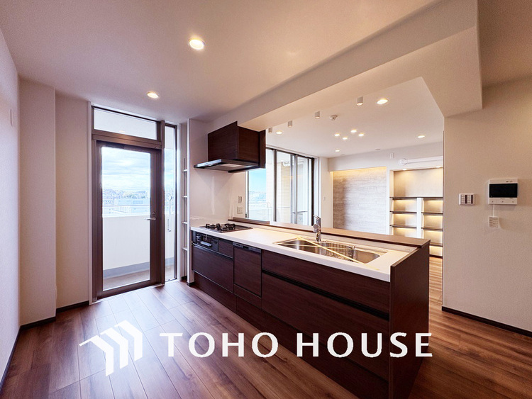 キッチン 落ち着いたカラーのキッチンは清潔感と気品が溢れています