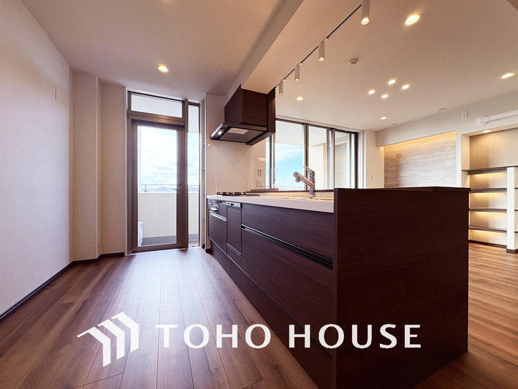 キッチン 対面キッチンからはリビング全体が見渡せてお子様がいても安心な空間