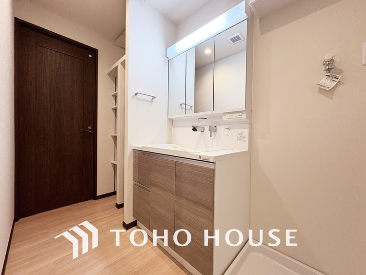 洗面 新規設置の洗面化粧台。収納豊富で使い勝手の良い3面鏡です