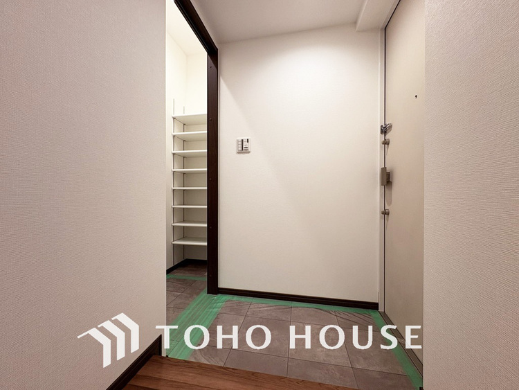 玄関 飾り過ぎないシンプルな内装の玄関