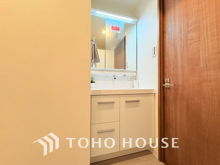 洗面 白を基調とした清潔感のある洗面室で朝の身支度を