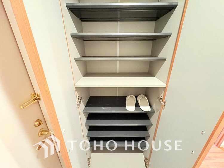 玄関 天井まである玄関収納はご家族分の履物も余裕で収納可能