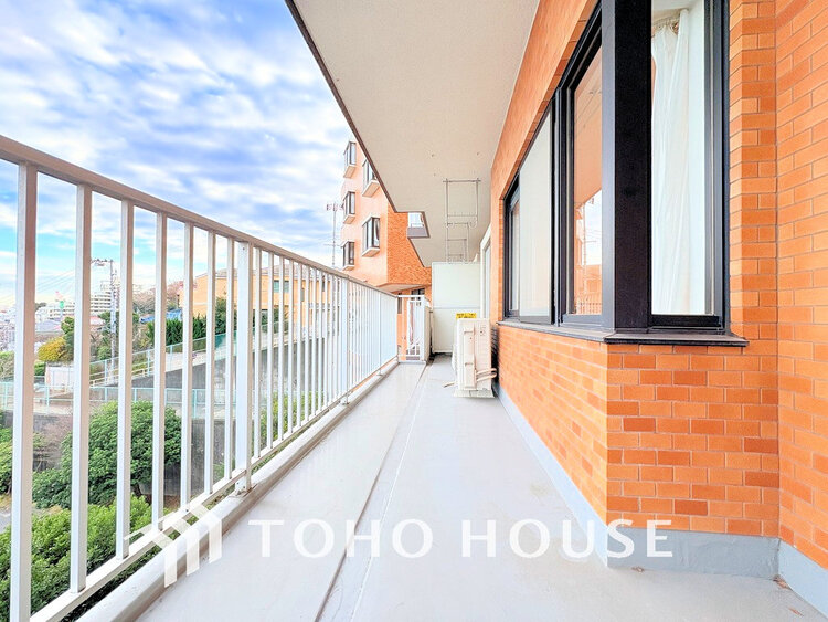 バルコニー 日当たりの良いバルコニーで晴れの日の洗濯物も楽しみになりますね