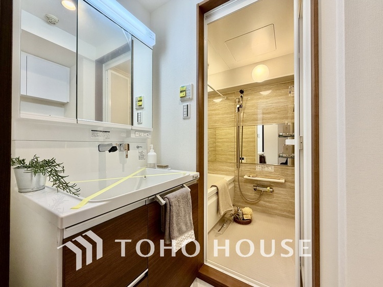 洗面 新規設置の洗面化粧台。収納豊富で使い勝手の良い3面鏡です