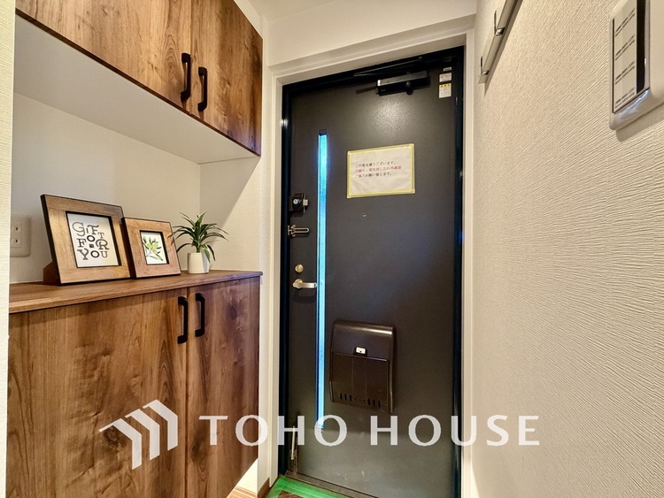 玄関 飾り過ぎないシンプルな内装の玄関