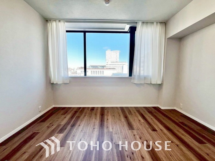 内装 ◆サンサンと◆差し込む太陽の光がこのリビングに笑いをもたらす。ソファの上のクッションがポカポカした暖気にぬくぬくと微睡んでいる。