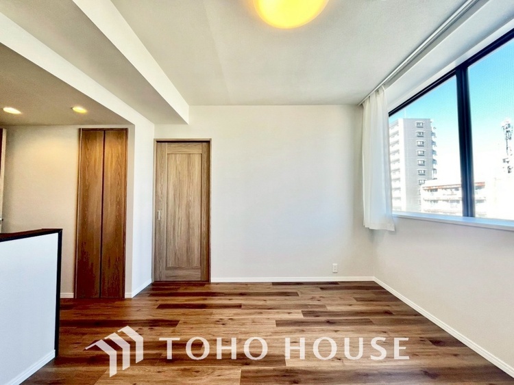 内装 風の通り道。舞い込んでくる風が優しく躍り、室内に爽やかな空気を運んでくる。そこに季節の息吹を感じて、いまがどんな季節なのかを実感する。