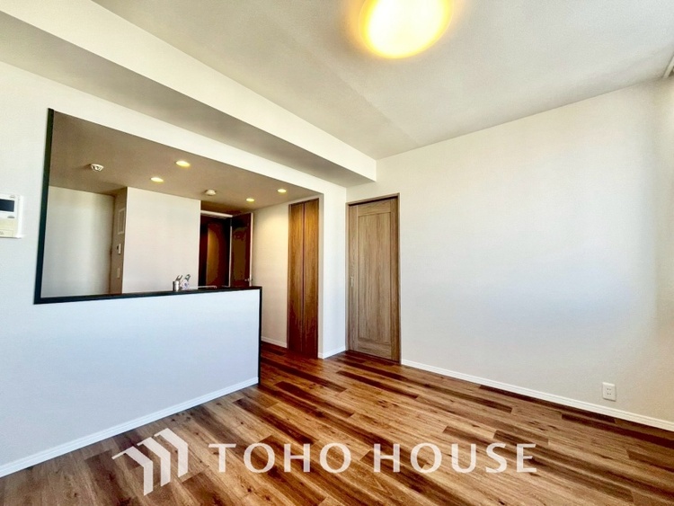 内装 ◆サンサンと◆差し込む太陽の光がこのリビングに笑いをもたらす。ソファの上のクッションがポカポカした暖気にぬくぬくと微睡んでいる。