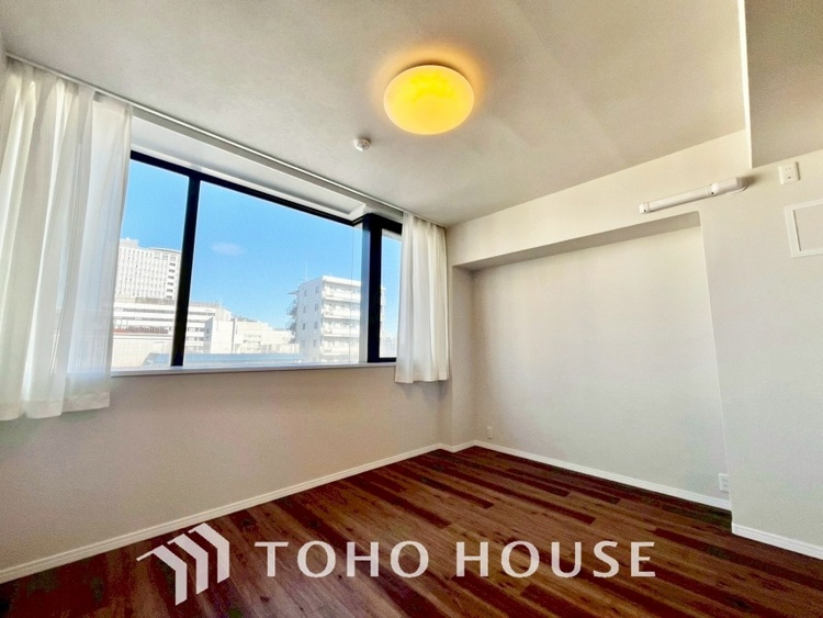 内装 使いやすく、明るい洋室に仕上がります。子供部屋や趣味のお部屋にご利用できます。ご自身で家具などを配置し、素敵な空間を創り上げられます。