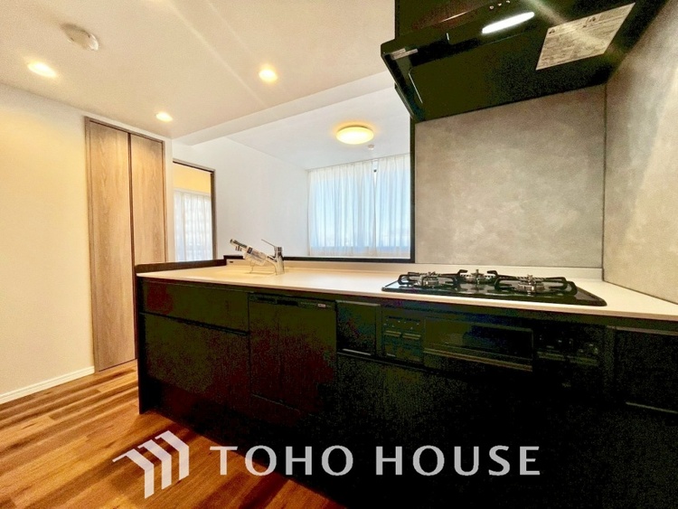 キッチン 手元の収納から、足元の収納までが全てスライド式で、奥のスペースまで有効に活用できます。奥まで上から見渡せるので、たまにしか使わない調理器具もサッと取出せます。