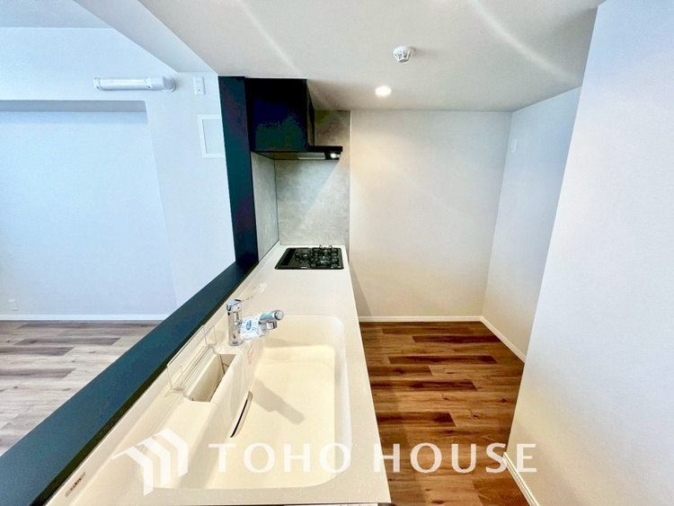 キッチン ◆愛育◆キッチンは家族の絆を育む大切な空間。シンプルで使い易いSystemKitchenで愉しく作る料理は愛情のある美味しいご馳走に。家族で使える広々としたダイニングキッチンです。