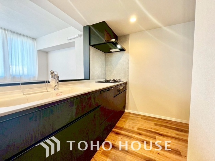 キッチン キッチンは家族の絆を育む大切な空間。シンプルで使い易いシステムキッチンで愉しく作る料理は愛情のある美味しいご馳走に。家族で使えるダイニングキッチンです。