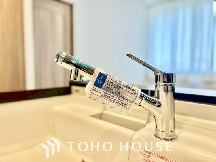 キッチン 広々としたキッチンのシンクは、料理の準備と片付けを楽にし、使いやすさを最大限に引き立てます。