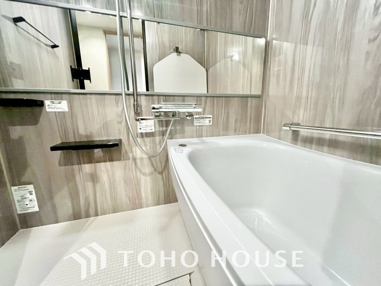 風呂 【浴室】《一日の疲れを落としてくれる場所は、落ち着く場所でなければならない》　高級感溢れるカラーと大きさ・柔らかな曲線で構成された半身浴も楽しめるバスタブが心地よさをもたらします。