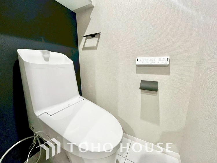 トイレ 清潔感あるホワイト調のクロスと温もり溢れるモダンカラーの床材が見事に調和した本邸宅は、毎日の生活を少しでも快適に過ごして頂ける様に落ち着いた雰囲気作りから行っています。