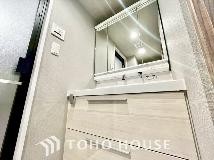 洗面 気持ちの良い朝をつくりだし、夕方には笑顔を取り戻させてくれるミラー。パウダールームはいつでも本来の自分を取り戻せる空間。明るく仕上げてあります。