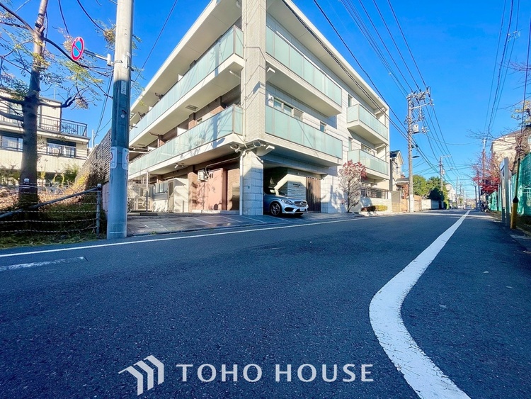 外観 街に溶け合う美しい景観を生みだしているにも関わらず、採光や風通しを考えて設計された間取り。近隣との視線を考え、街全体で調整される窓位置。外観だけでなく、そこに住まうご家族の心地よさを最優先しました。