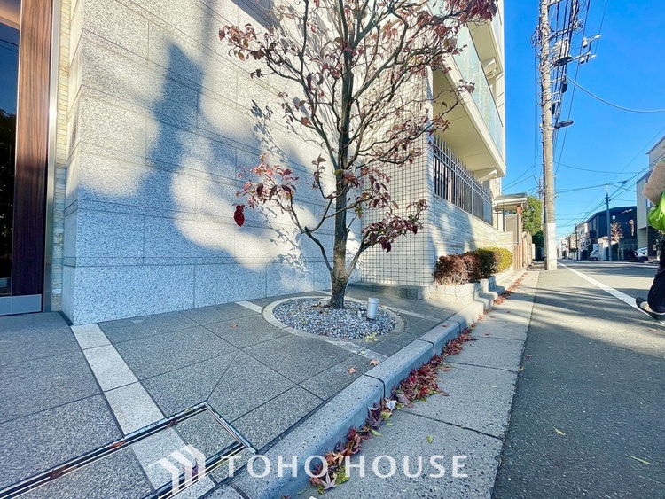 外観 街に溶け合う美しい景観を生みだしているにも関わらず、採光や風通しを考えて設計された間取り。近隣との視線を考え、街全体で調整される窓位置。外観だけでなく、そこに住まうご家族の心地よさを最優先しました。