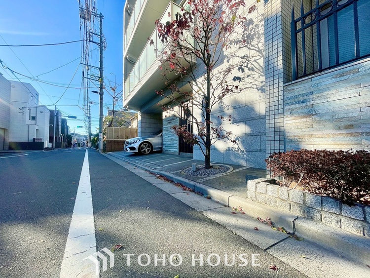 外観 ほんの少しのこだわり。ちょっとした色使いがその家がもつ雰囲気、趣（おもむき）を携え、暮らす家族や訪ねてくる友人・知人に新鮮な香りを運んできます。