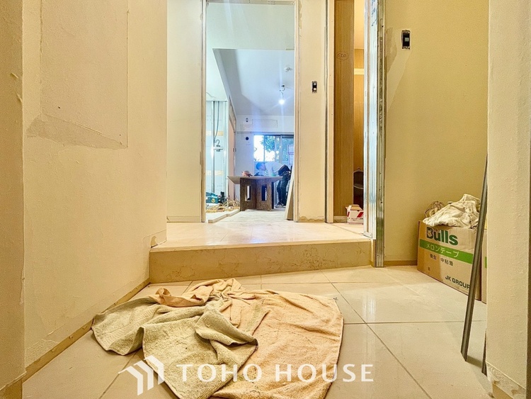 玄関 【改装中】◆陽光◆が差し込む。この開放的なLDKに家族の笑顔が集う。家族が一緒に過ごす空間は明るく、そして居心地よく。