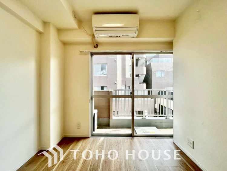 内装 風の通り道。舞い込んでくる風が優しく躍り、室内に爽やかな空気を運んでくる。そこに季節の息吹を感じて、いまがどんな季節なのかを実感する。