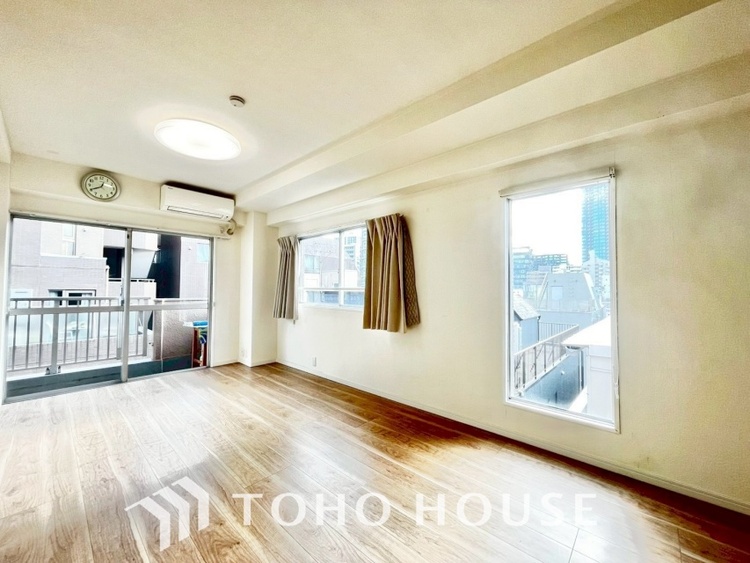 内装 ◆サンサンと◆差し込む太陽の光がこのリビングに笑いをもたらす。ソファの上のクッションがポカポカした暖気にぬくぬくと微睡んでいる。