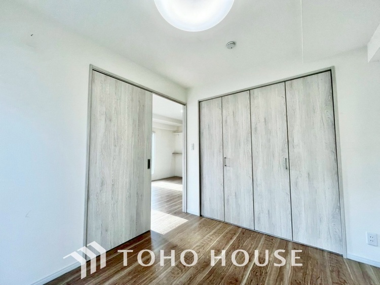 内装 使いやすく、明るい洋室に仕上がります。子供部屋や趣味のお部屋にご利用できます。ご自身で家具などを配置し、素敵な空間を創り上げられます。