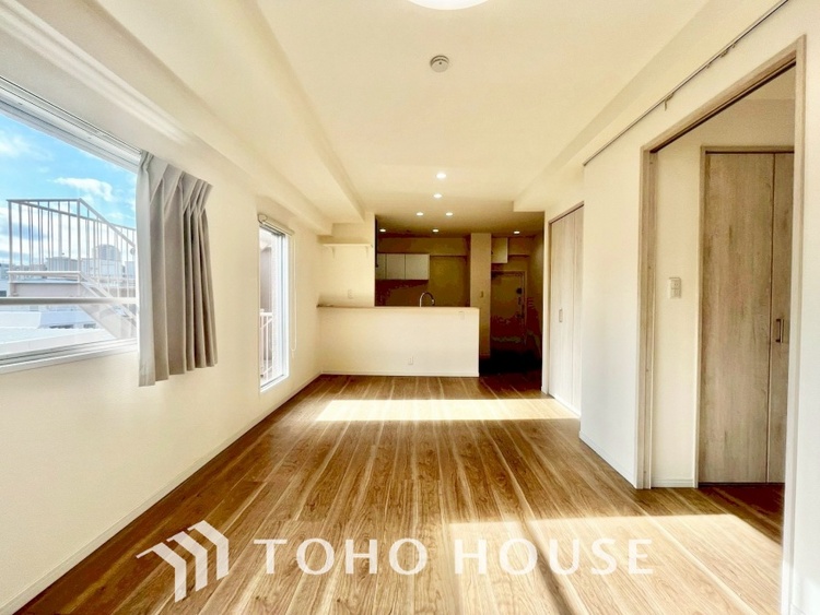 内装 ここはみんなが集い、食事と楽しい会話が始まる場所。話に夢中になりすぎて、ついつい時を忘れ、夜半過ぎになってしまう。そんな束の間の幸せを感じさせてくれます。