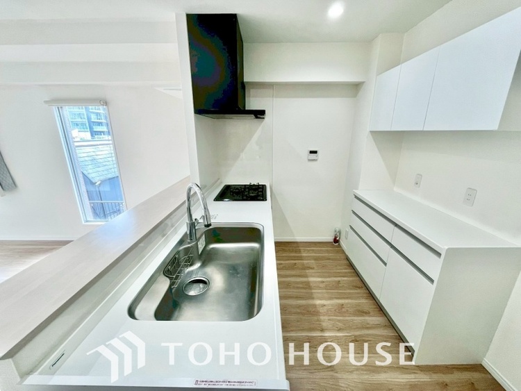 キッチン 手元の収納から、足元の収納までが全てスライド式で、奥のスペースまで有効に活用できます。奥まで上から見渡せるので、たまにしか使わない調理器具もサッと取出せます。