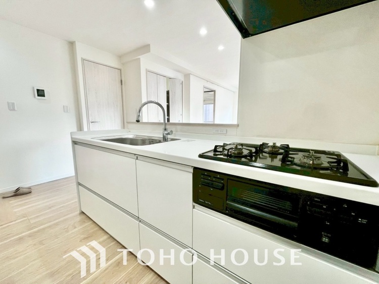 キッチン ◆愛育◆キッチンは家族の絆を育む大切な空間。シンプルで使い易いSystemKitchenで愉しく作る料理は愛情のある美味しいご馳走に。家族で使える広々としたダイニングキッチンです。