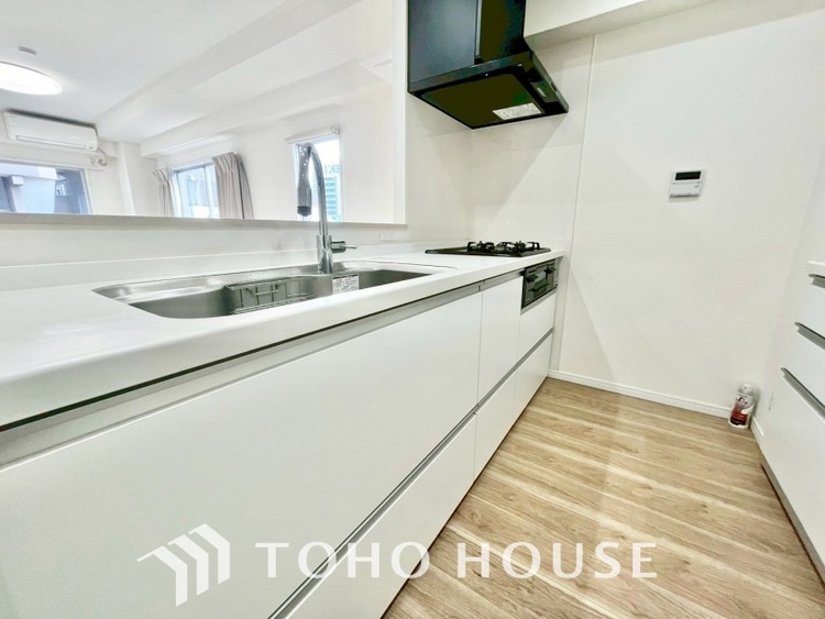 キッチン キッチンは家族の絆を育む大切な空間。シンプルで使い易いシステムキッチンで愉しく作る料理は愛情のある美味しいご馳走に。家族で使えるダイニングキッチンです。