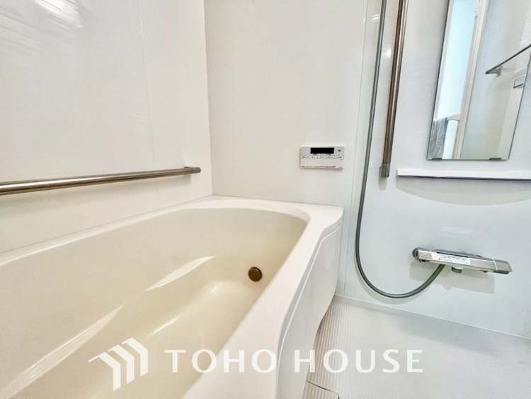 風呂 【浴室】《一日の疲れを落としてくれる場所は、落ち着く場所でなければならない》　高級感溢れるカラーと大きさ・柔らかな曲線で構成された半身浴も楽しめるバスタブが心地よさをもたらします。