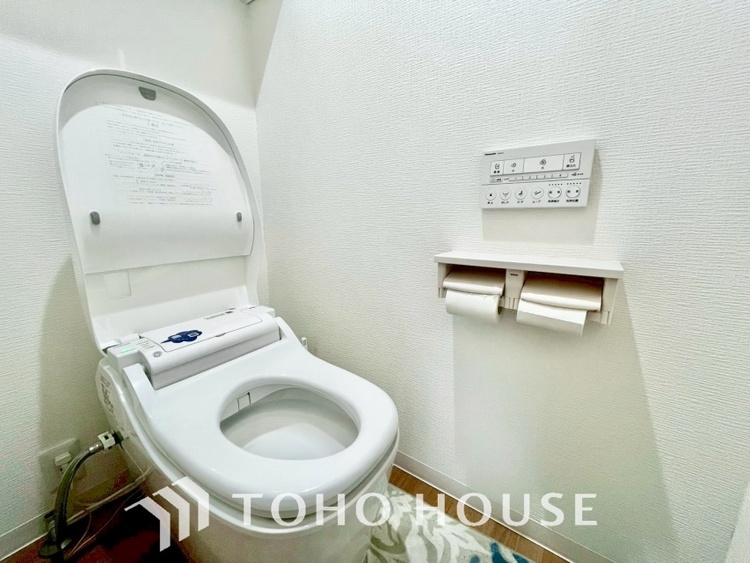 トイレ 清潔感あるホワイト調のクロスと温もり溢れるモダンカラーの床材が見事に調和した本邸宅は、毎日の生活を少しでも快適に過ごして頂ける様に落ち着いた雰囲気作りから行っています。