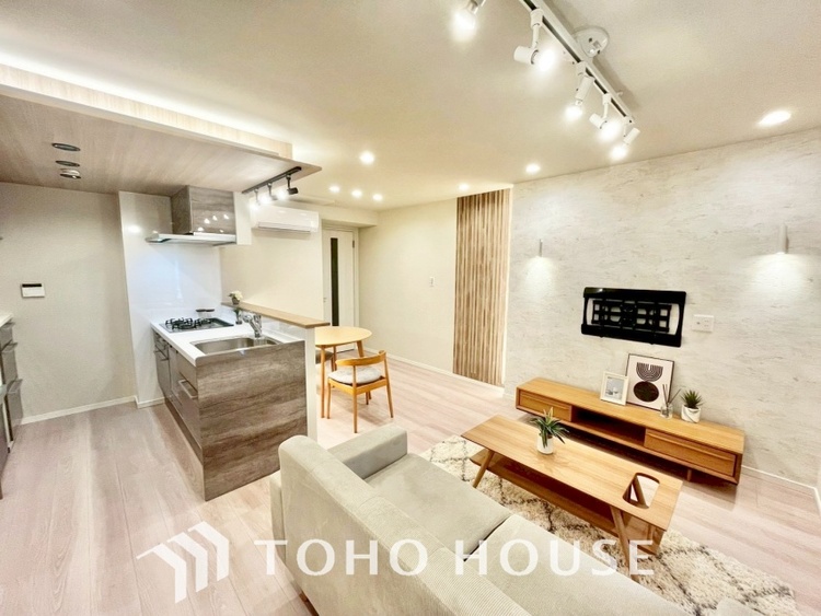 内装 忙しい朝でも、しっかり家族が揃って食事をして頂けるゆとりある大きさのダイニングスペース。リビングと和室の続き間は急な来客時になど使い勝手が良いです。実際の空間を体感してみて下さい！