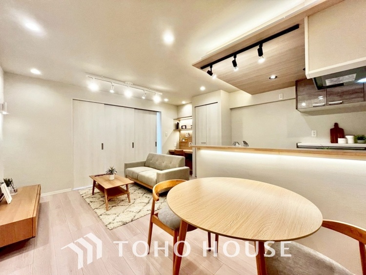 内装 【living】居心地のいい暮らしには欠かせない眩い採光。ゆったりとした幅の窓からこの空間に降り注ぐ採光が絶えない。明るいリビングこそ居心地のいい暮らしが待っているのだと思う。