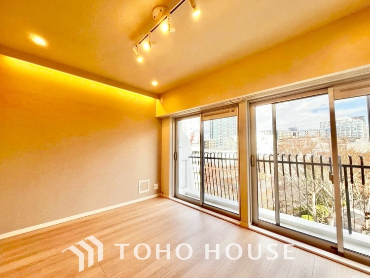 内装 風の通り道。舞い込んでくる風が優しく躍り、室内に爽やかな空気を運んでくる。そこに季節の息吹を感じて、いまがどんな季節なのかを実感する。