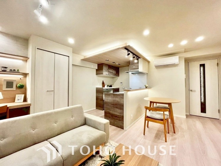 内装 叶えたかったのは落ち着きのあるナチュラルな風合い、そして開放感があるリビング。優雅な気分に浸れる幸せな時間を家族が自然と集まりたくなるこの空間で。